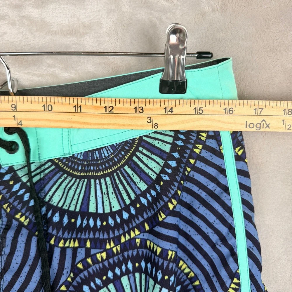 Vissla Mens Upcycled Coconut Poly Stretch Board Shorts Teal Geometric 32